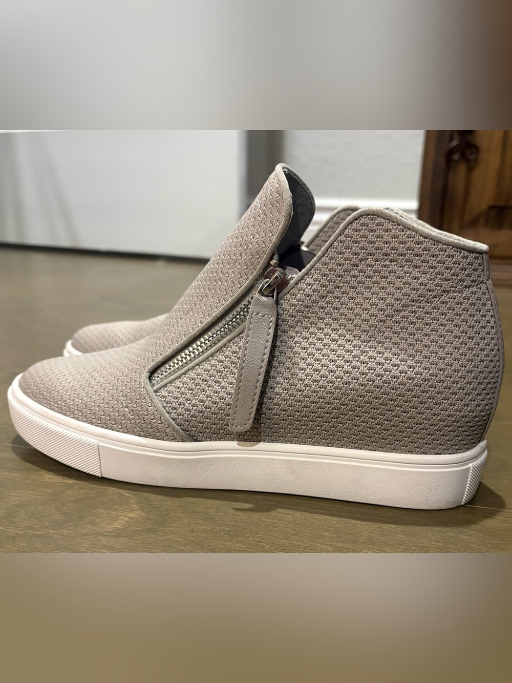 Steve Madden Gray Knit Hidden Wedge High Top Sneakers 9.5 - Picture 3 of 7
